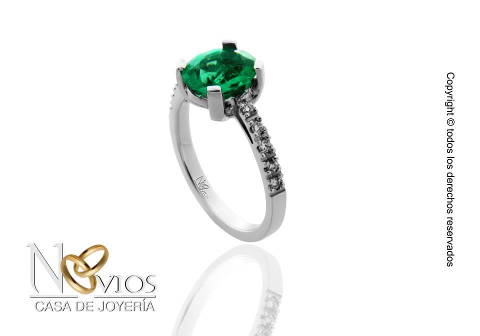 Anillo con esmeralda colombiana